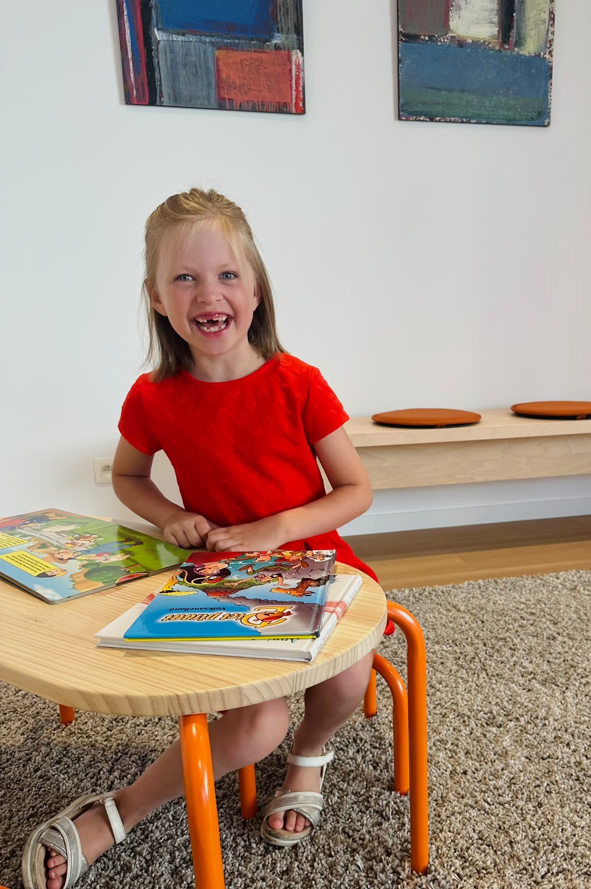 Kind leest in de praktijkruimte van Groepspraktijk Focus